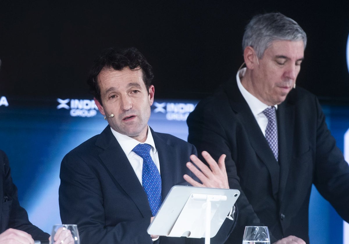 El presidente de Indra, Ángel Escribano, y su consejero delegado, José Vicente de los Mozos