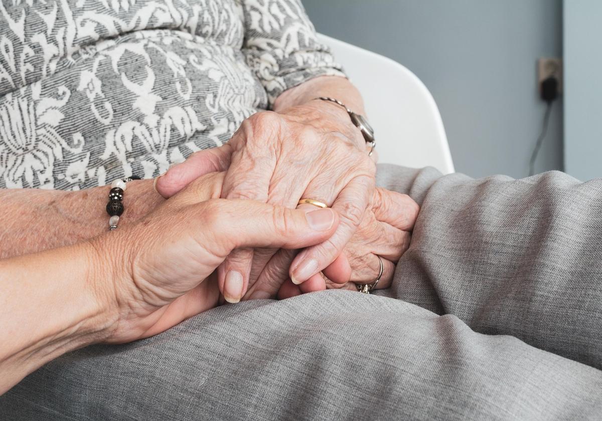 Ayuda por vivir con una persona mayor de 65 años