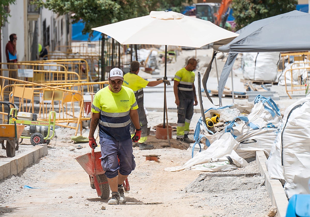 Trabajadores de la construcción expuestos a las altas temperaturas en plena ola de calor