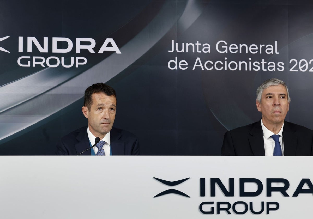 El presidente de Indra, Ángel Escribano, y su CEO, José Vicente de los Mozos