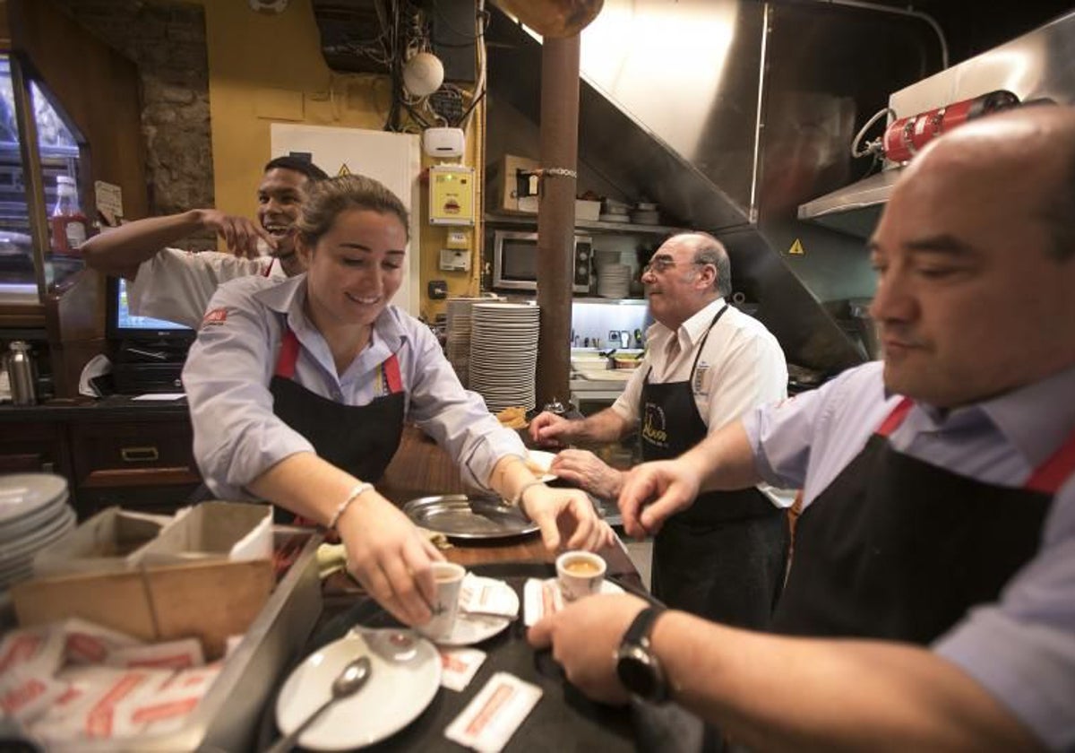 Camareros atendiendo en un bar.