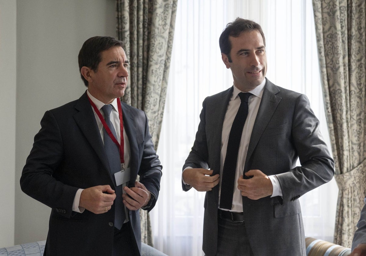 El presidente de BBVA, Carlos Torres Vila (i), y el ministro de Economía, Comercio y Empresa, Carlos Cuerpo