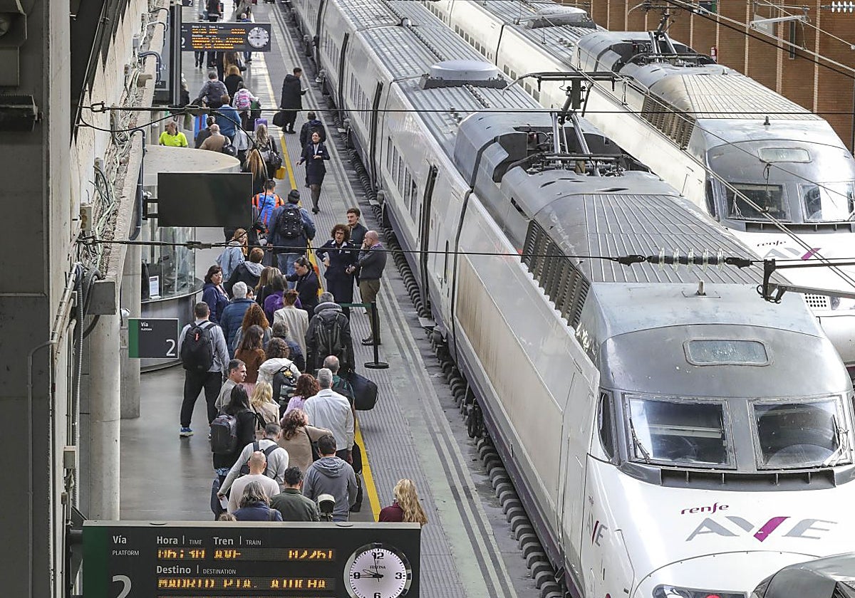 Pasajeros suben a un AVE de Renfe en la estación de Santa Justa (Sevilla)