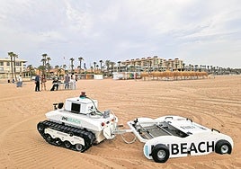 El incansable 'robot escoba' que deja las playas impolutas