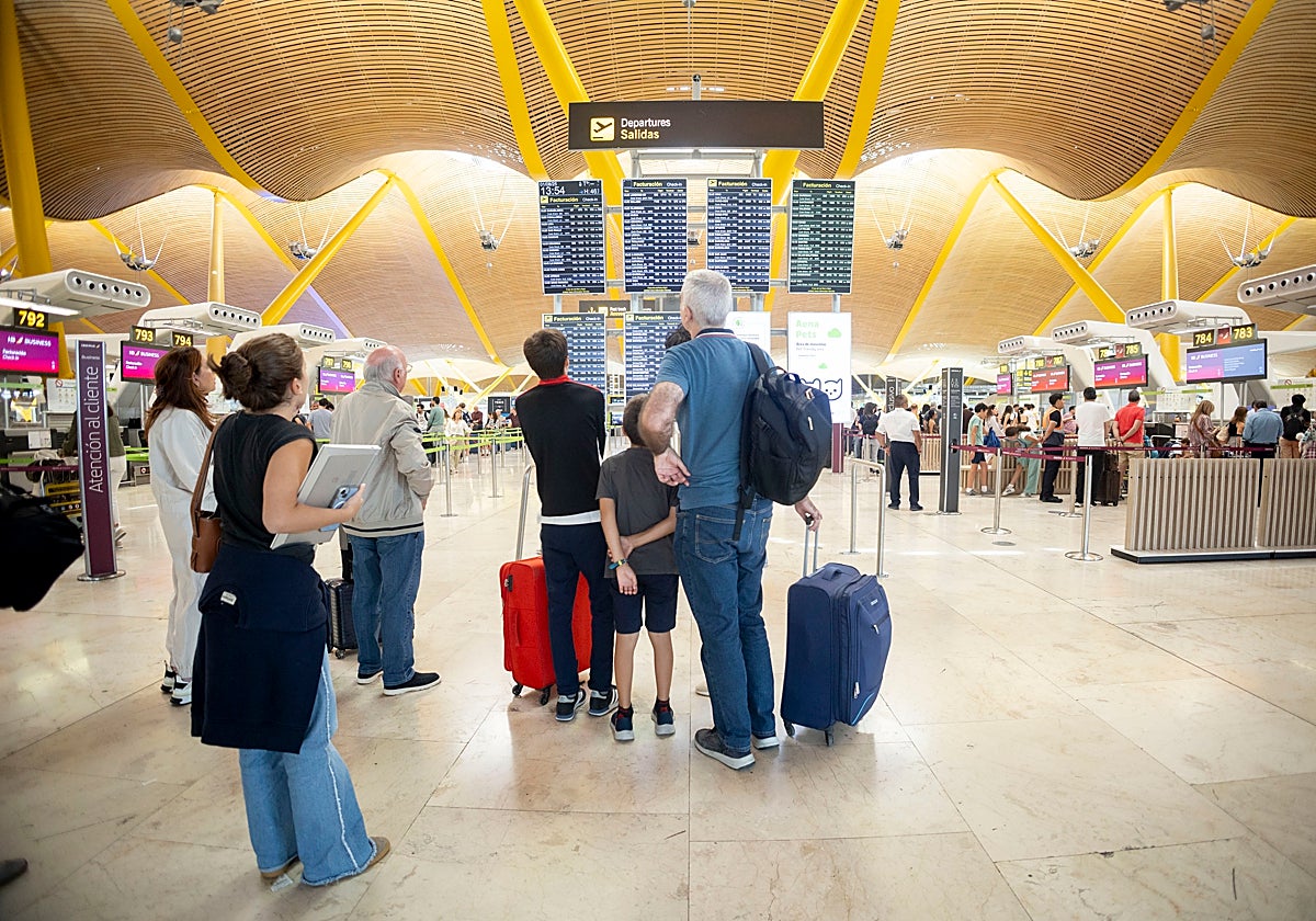 Varias personas con maletas, en el Aeropuerto Adolfo Suárez Madrid-Barajas