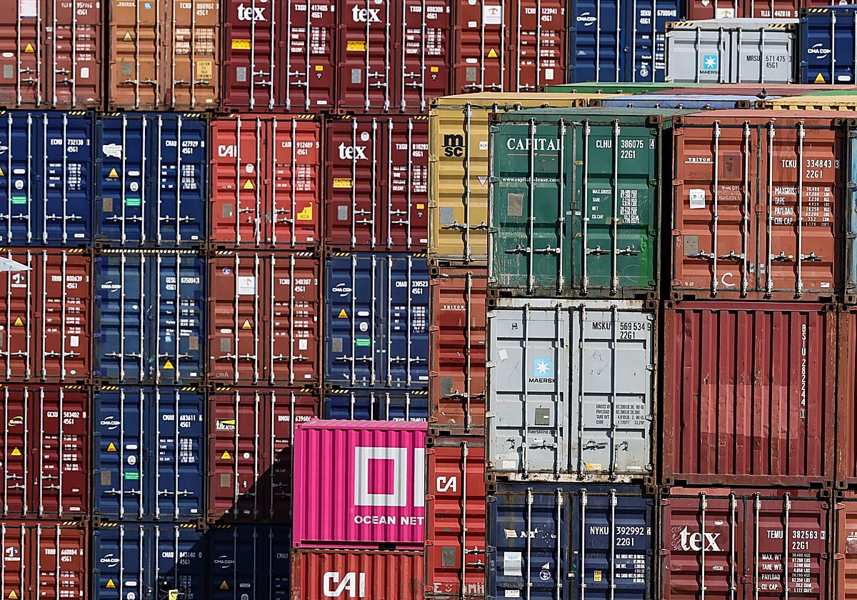 Contenedores de carga apilados en el puerto comercial de Rhein-Neckar en Mannheim, Alemania