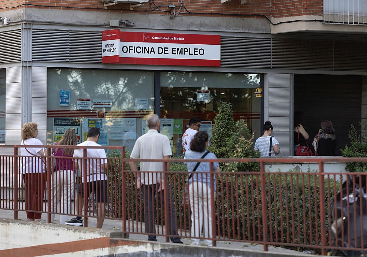 Varias personas hacen cola en una oficina del SEPE en Madrid
