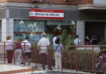 La creación de empleo se frena en julio y el descenso del paro es el menor en tres años