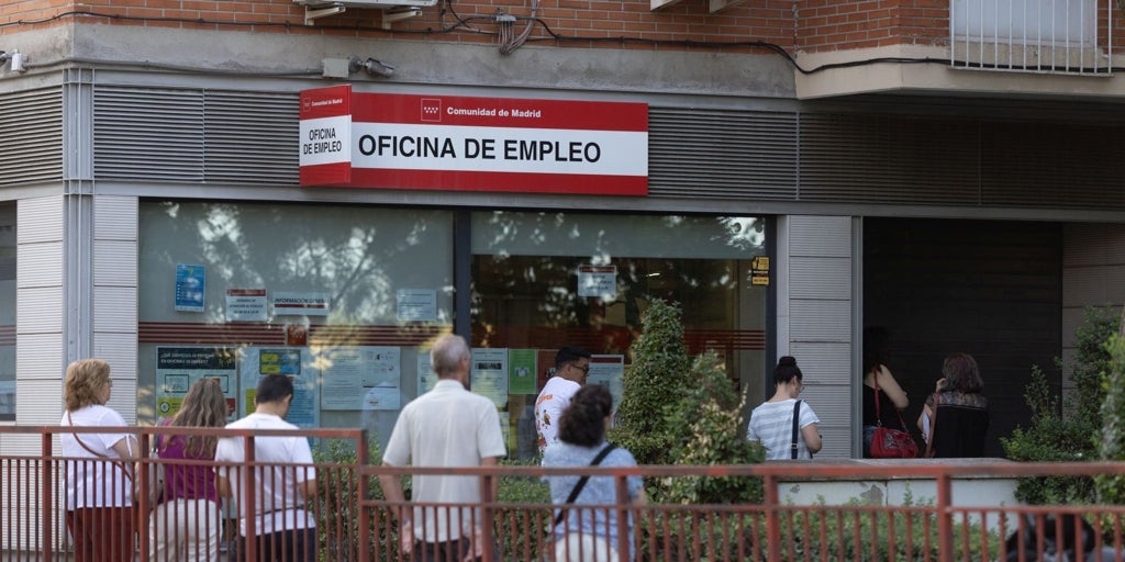 La creación de empleo se frena en julio y el descenso del paro es el menor en tres años