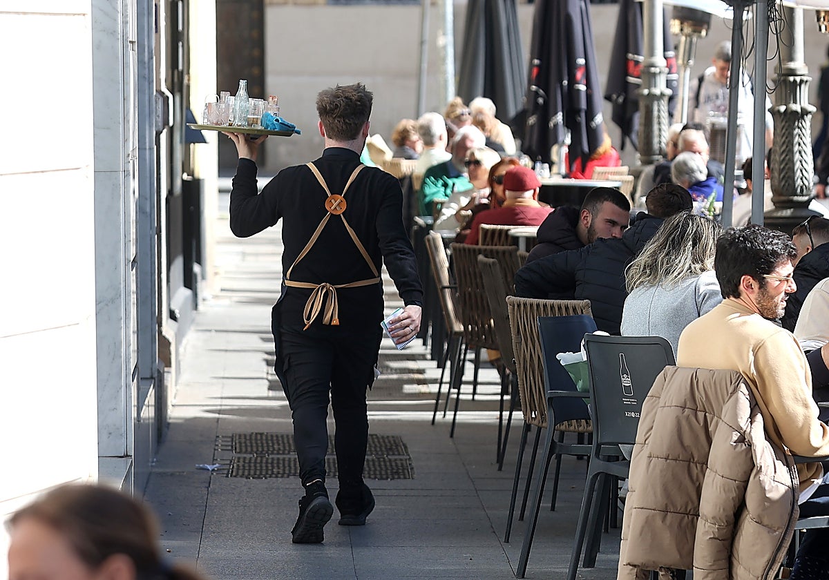 Un camarero trabajando en Córdoba