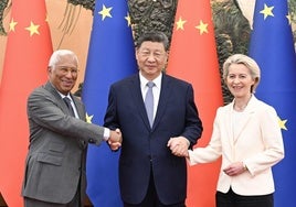 Ursula von der Leyen, Xi Jinping, y António Costa en Pekín