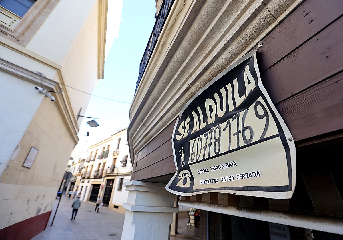 Un cartel anunciando un alquiler