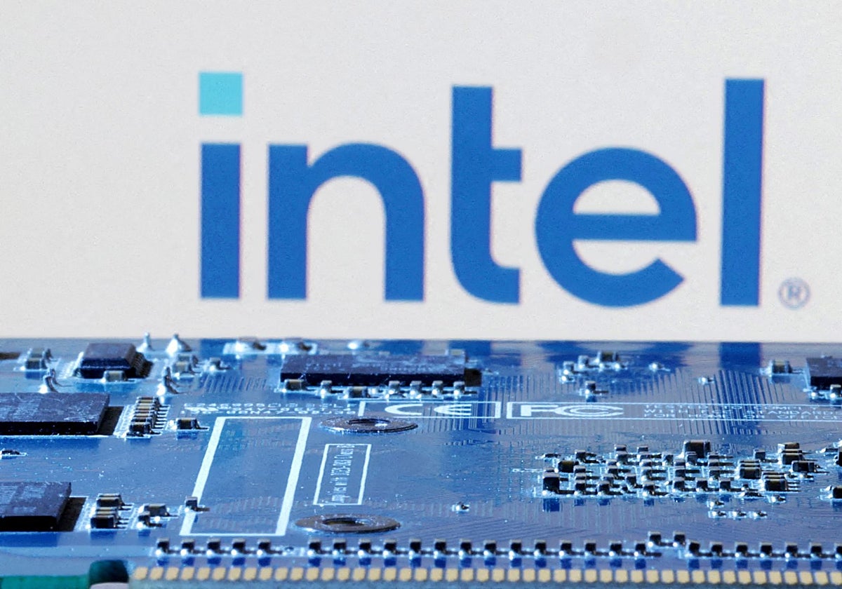 El logo de Intel sobre una placa base de un ordenador