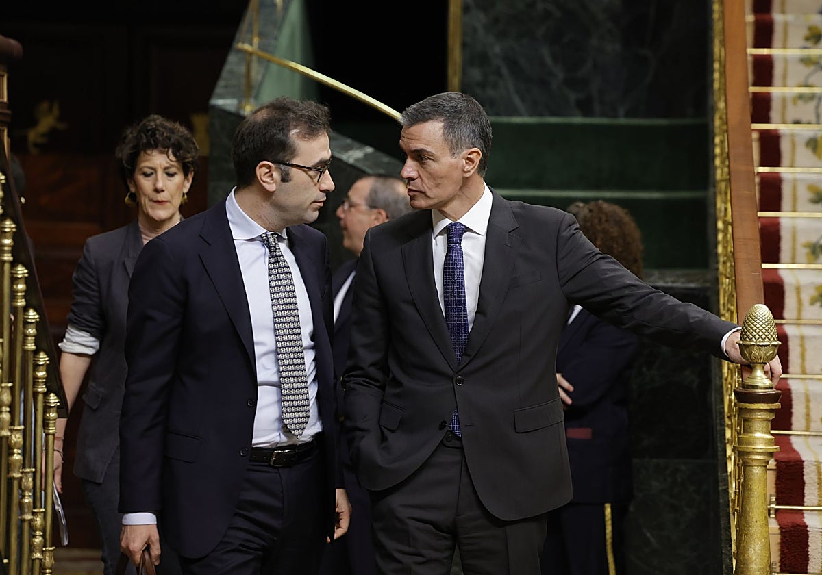El presidente del Gobierno (d), Pedro Sánchez, y su ministro de Economía, Carlos Cuerpo