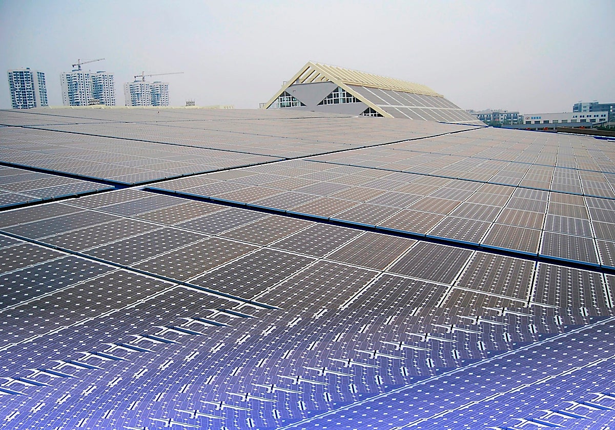 Paneles fotovoltaicos en el techo de una fábrica de Wuhan