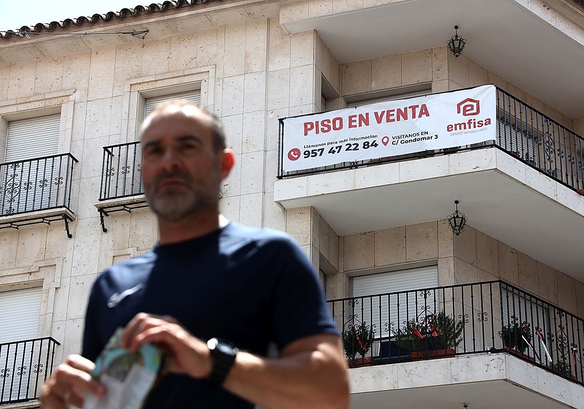 Un hombre delante un piso en venta en Córdoba