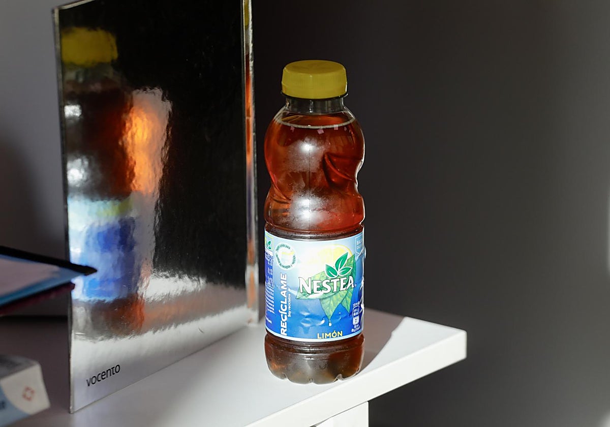 Nestea ante su propio reflejo