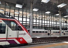 Óscar Puente retrasa dos años el principio del fin del monopolio de Renfe con el Cercanías pese a la opinión de Competencia