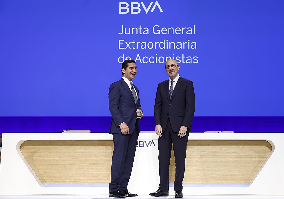Carlos Torres (i), presidente de BBVA, y Onur Genç, consejero delegado