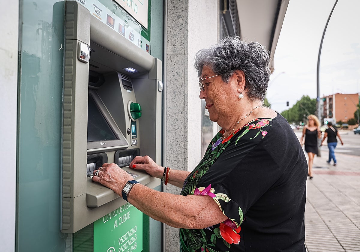 Una mujer retira dinero de un cajero en Fuenlabrada