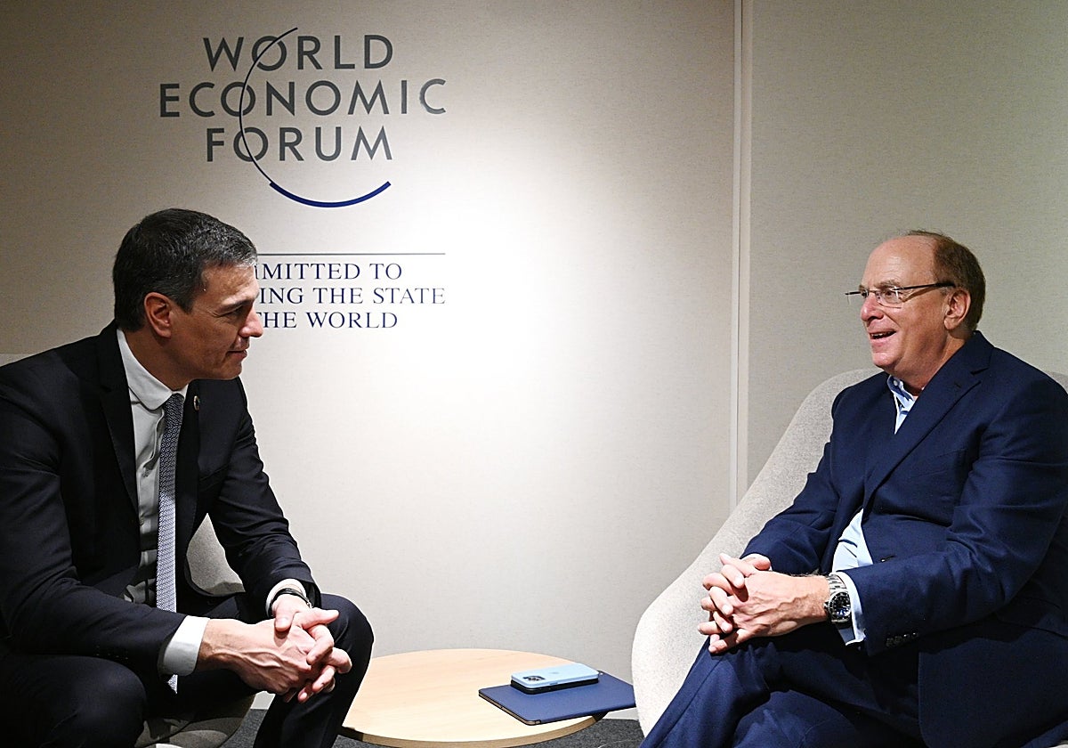 El CEO de BlackRock, Larry Fink, junto a Pedro Sánchez