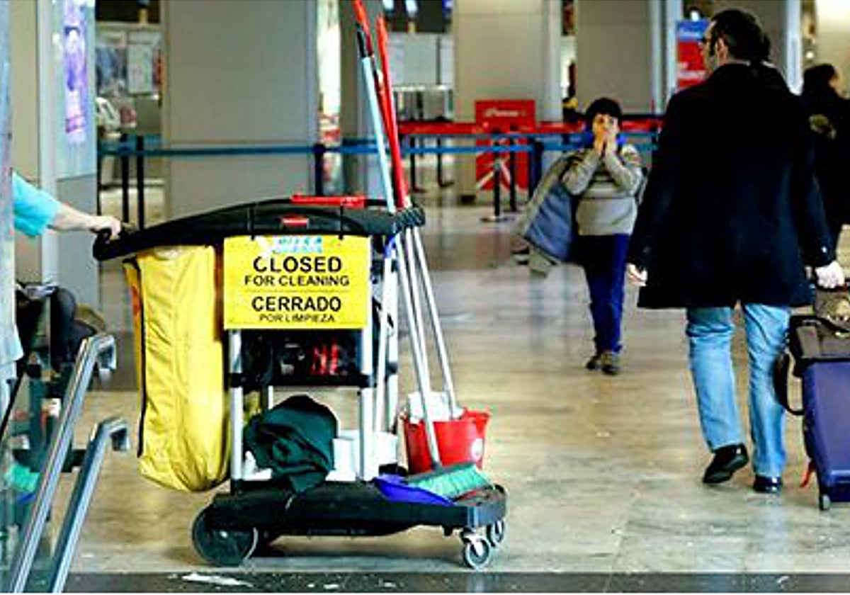 Carrito de un servicio de limpieza en una terminal de Barajas