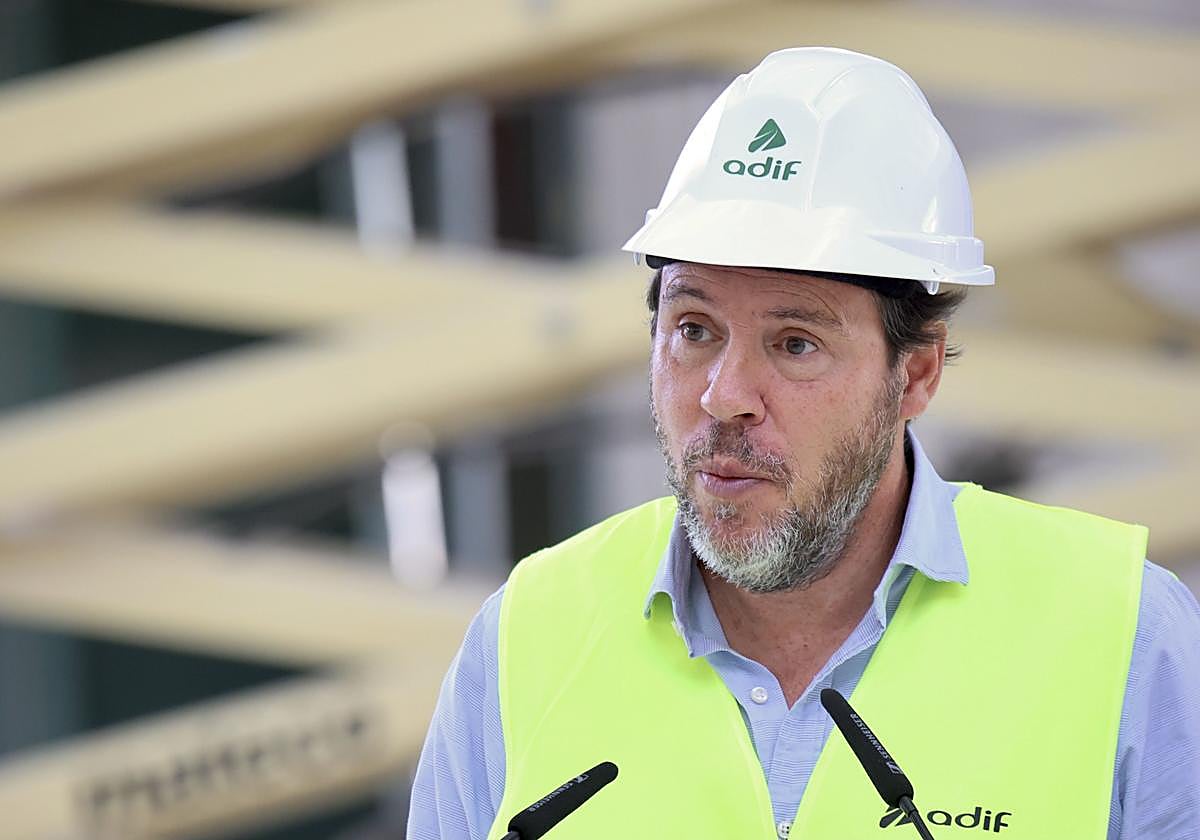 El ministro de Transportes, Óscar Puente, en su visita a la estación Murcia del Carmen