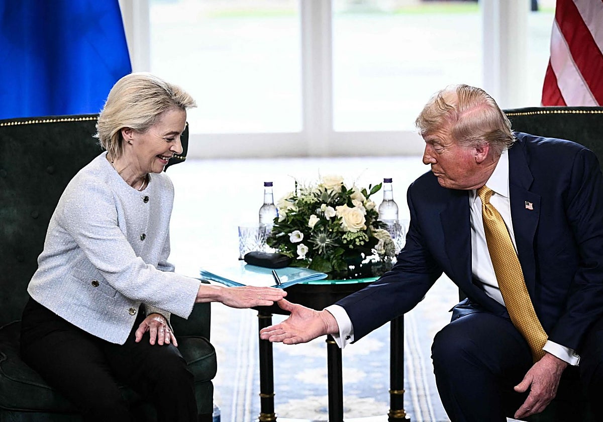 Apretón de manos entre Donald Trump y Ursula von der Leyen durante la firma del acuerdo, el 27 de julio