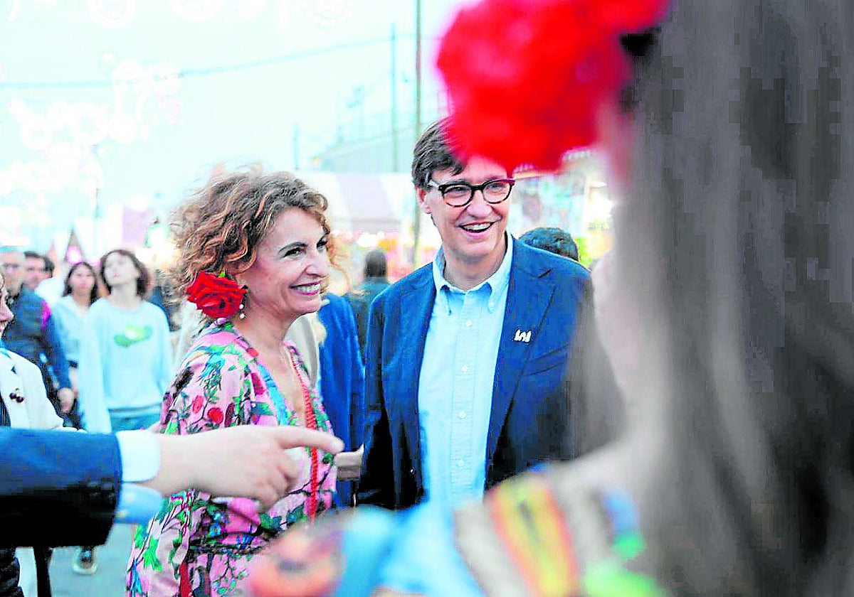 La ministra de Hacienda, María Jesús Montero, con el presidente de la Generalitat, Salvador Illa