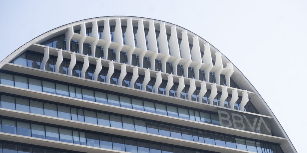 BBVA rehace sus cálculos de la opa al Sabadell: solo lograría 235 millones de sinergias mientras dure el veto del Gobierno