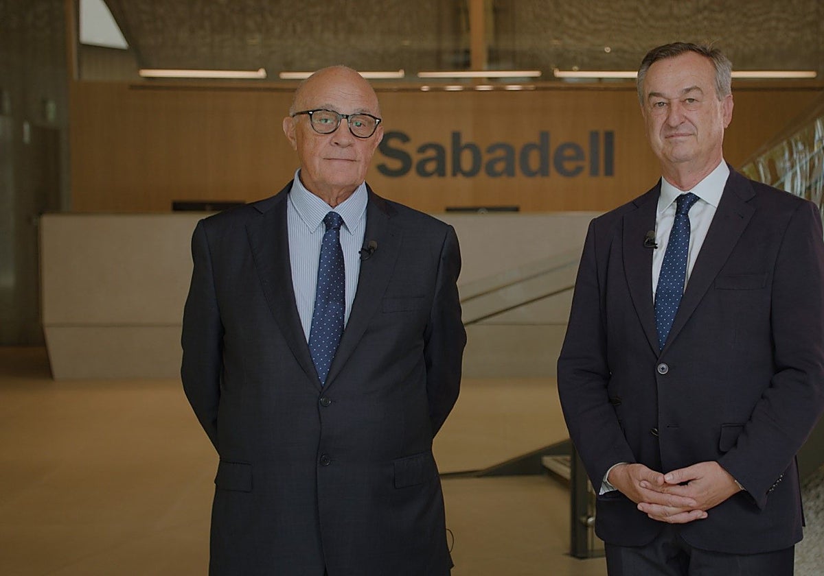 El presidente del Sabadell (i), Josep Oliu, y el consejero delegado, César González-Bueno