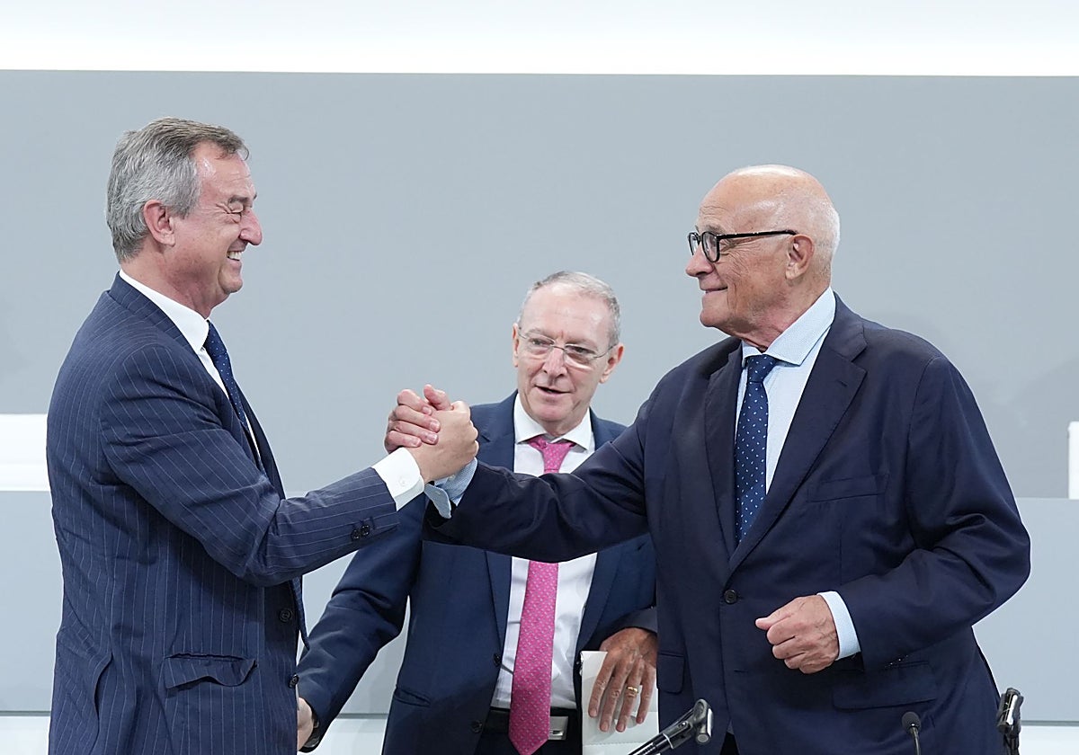 El consejero delegado del Sabadell (i), César González-Bueno, y el presidente Josep Oliu (d)