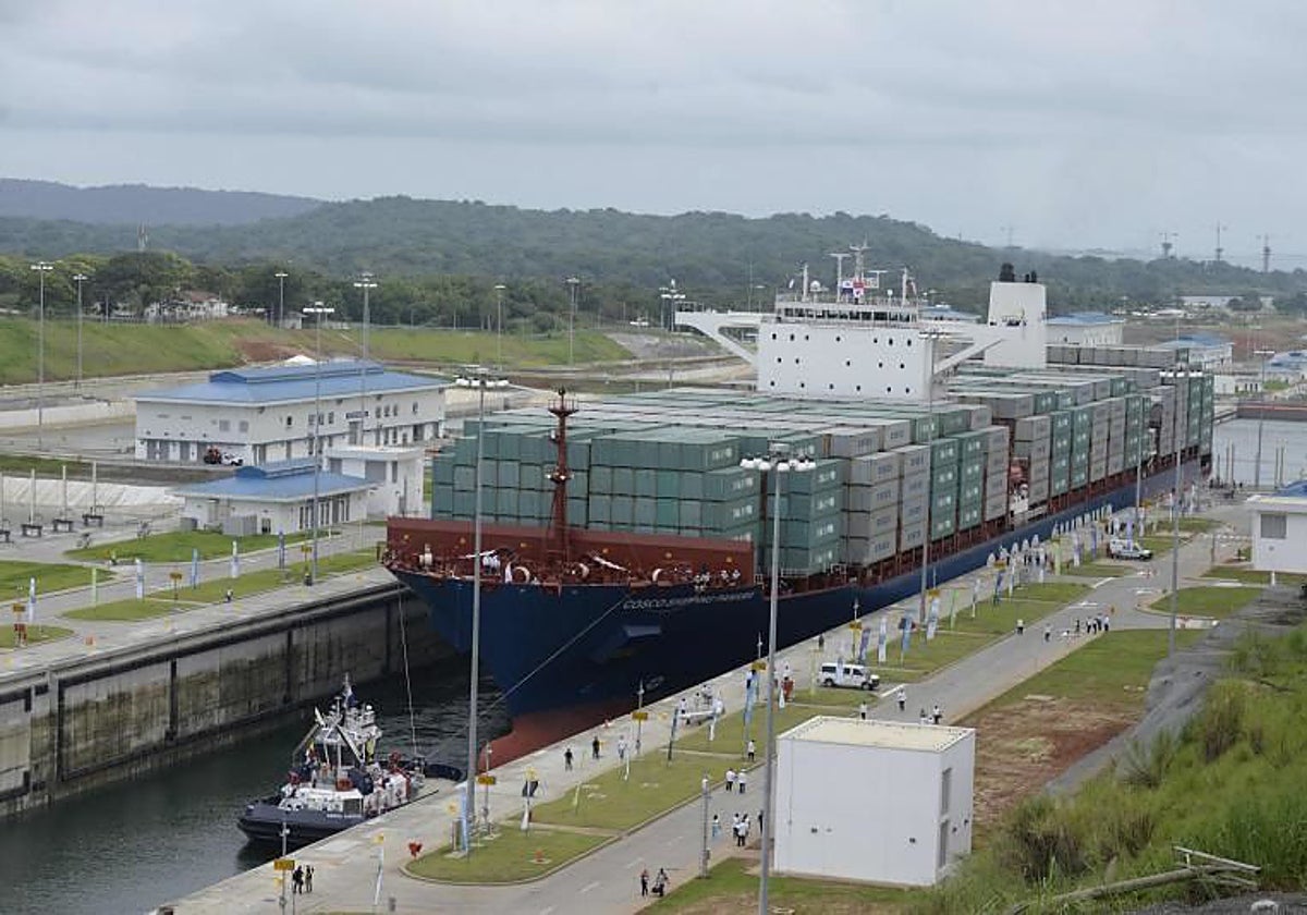 Un buque chino cruza el Canal de Panamá