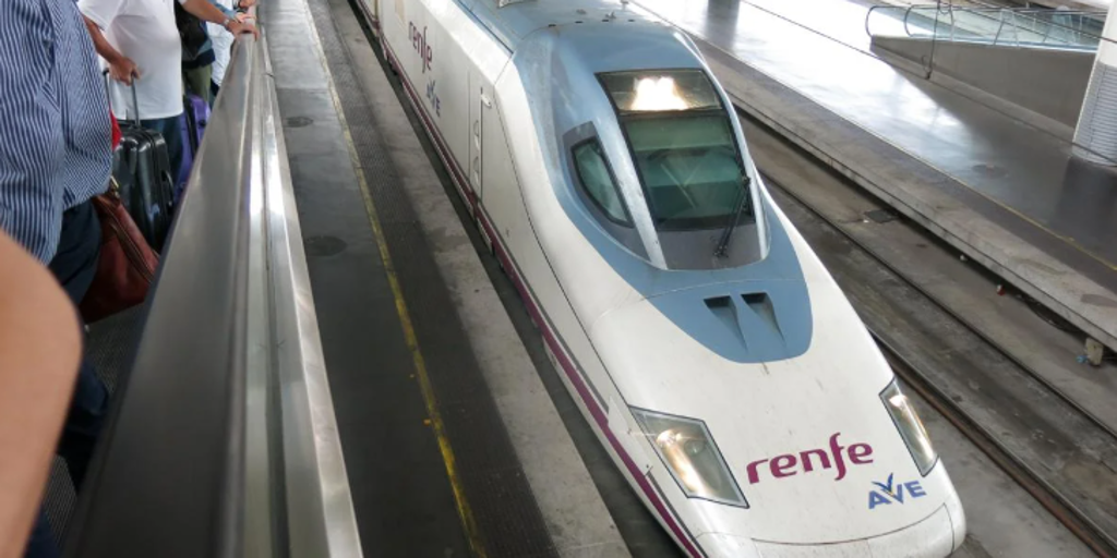 Un incendio cercano a las vías interrumpe durante algo menos de una hora la circulación de trenes de alta velocidad entre Madrid y Andalucía