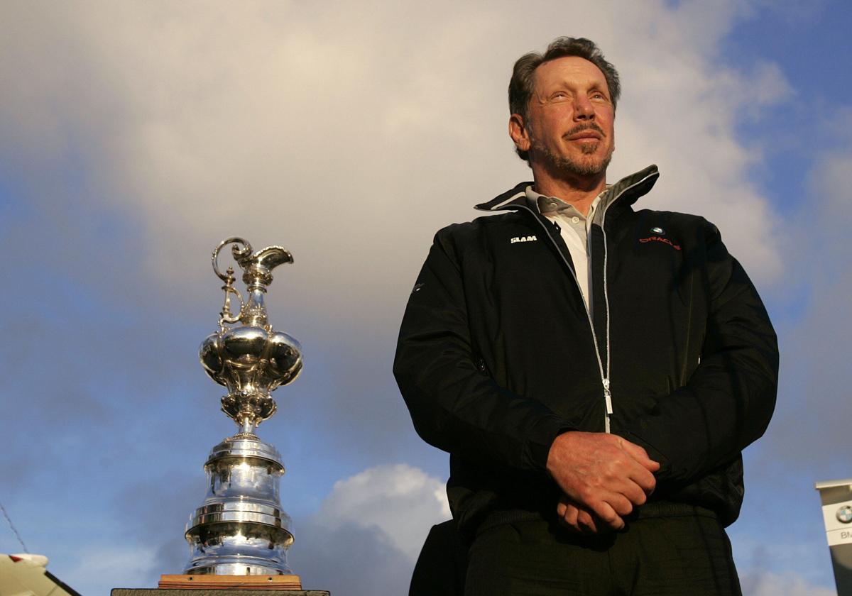 Larry Ellison en una ceremonia de la Copa América a bordo del USS Midway en San Diego, California, el 21 de febrero de 2010
