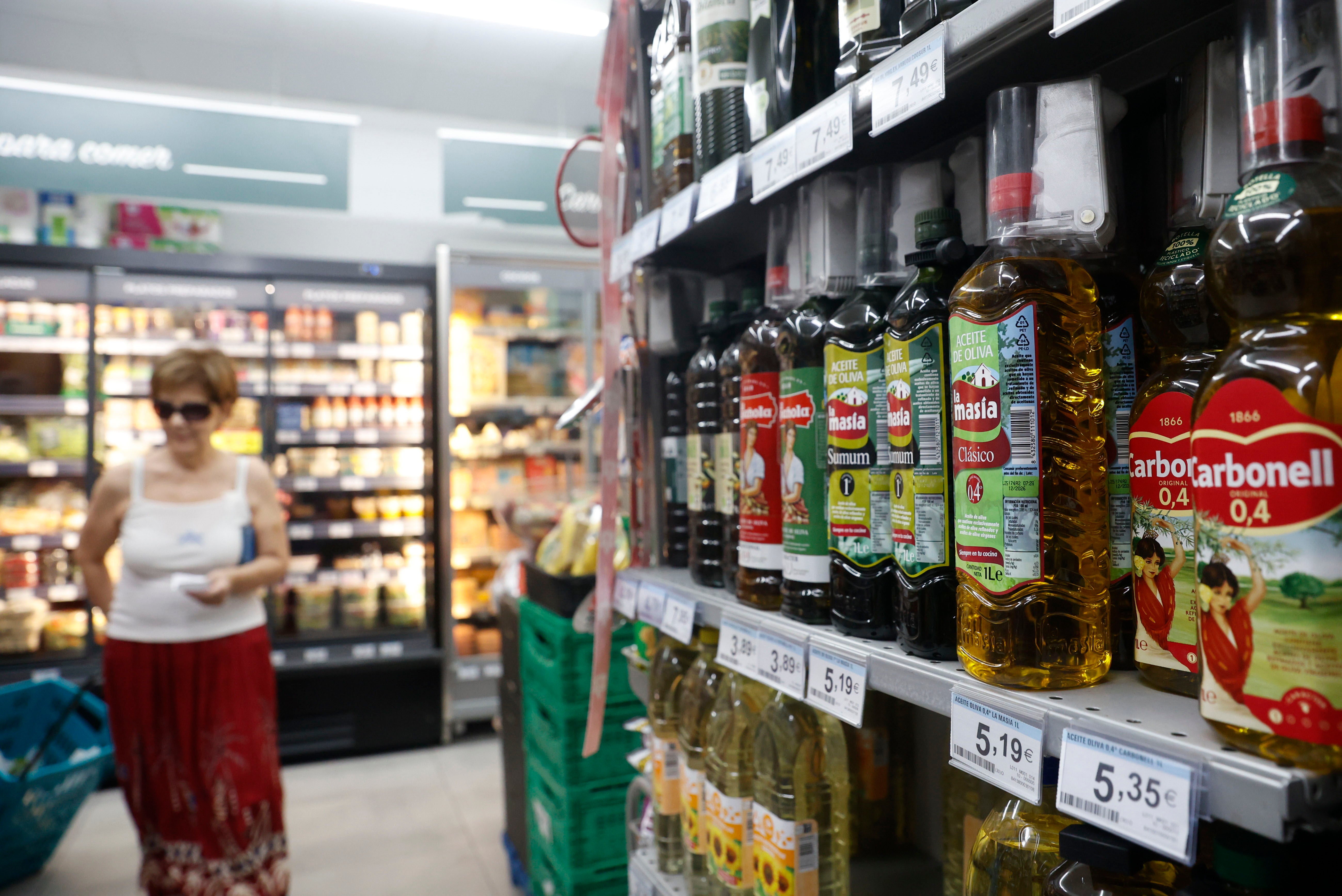 Lineal de aceite de distintas marcas en un supermercado