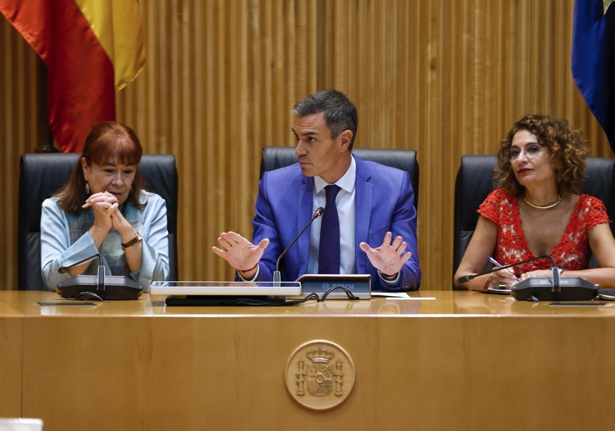 El presidente ayer durante la reunión interparlamentaria del PSOE