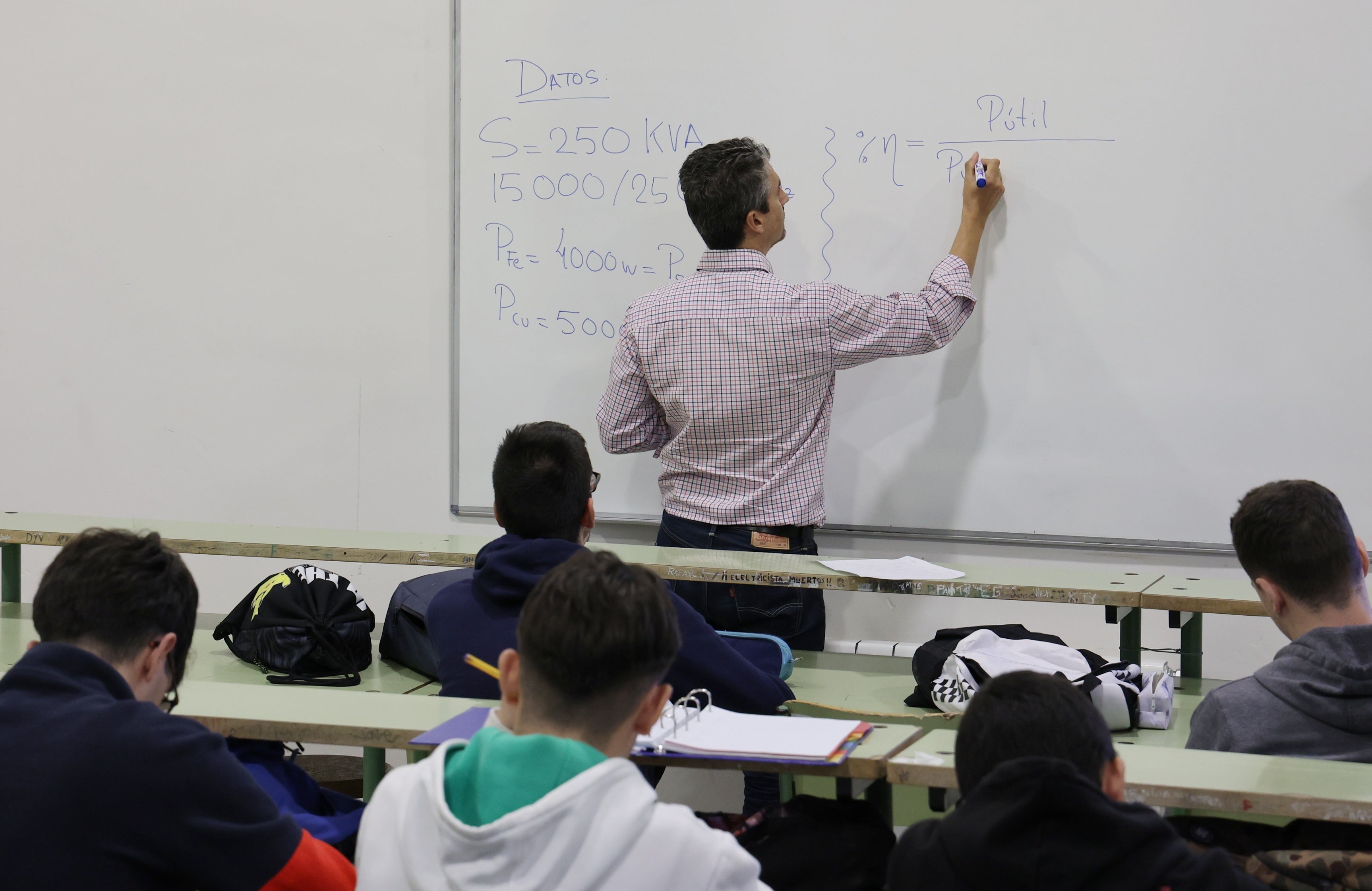 Cuánto dinero cobra un profesor de secundaria en 2025: sueldos por comunidades autónoma