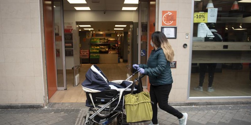 Las mujeres se jubilan diez meses más tarde que los hombres y cobran un 30% menos de pensión