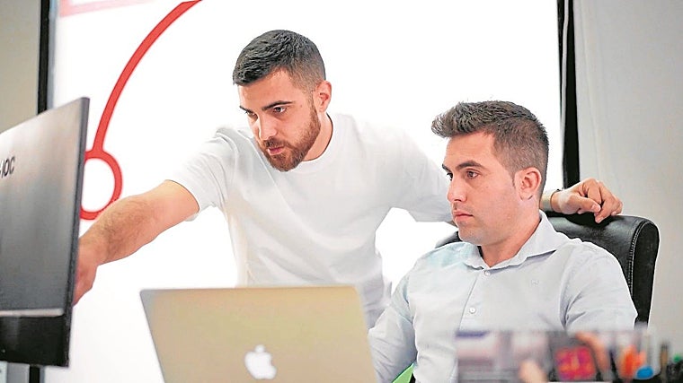 José Manuel Ruiz y Cristian Aldaz son los dos jóvenes socios fundadores de Gridflight // ABC