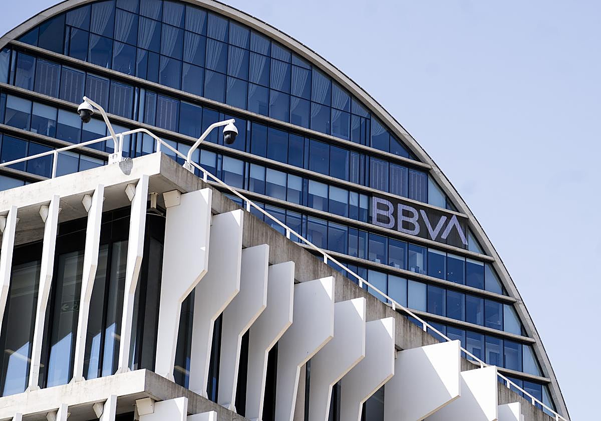 El BBVA mejora en un 10% el precio de la opa sobre el Sabadell y evita el castigo fiscal a los accionistas