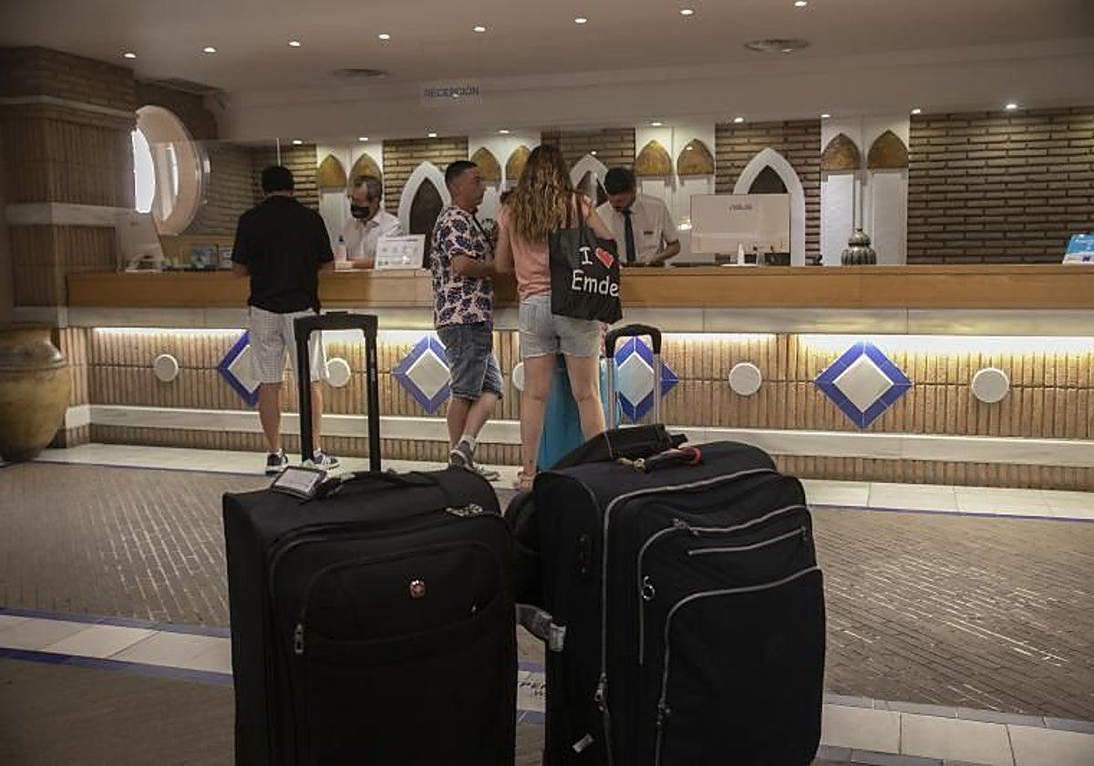 Equipajes y turistas en la recepción de un hotel de Córdoba