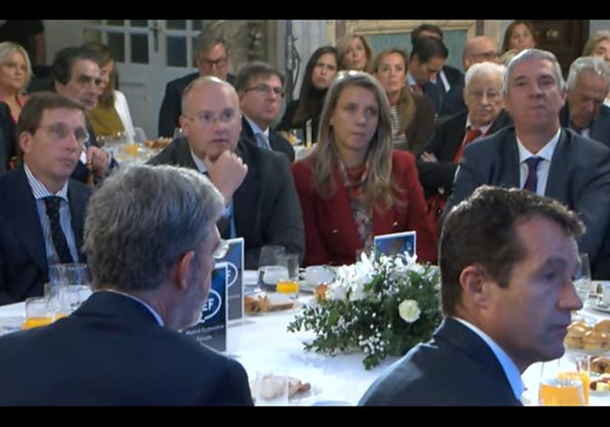 En primer plano, el presidente de Indra, Ángel Escribano, justo enfrente su consejero delegado, José Vicente de los Mozos, y en a mesa a la izquierda, el alcalde de Madrid, José Luis Martínez Almeida