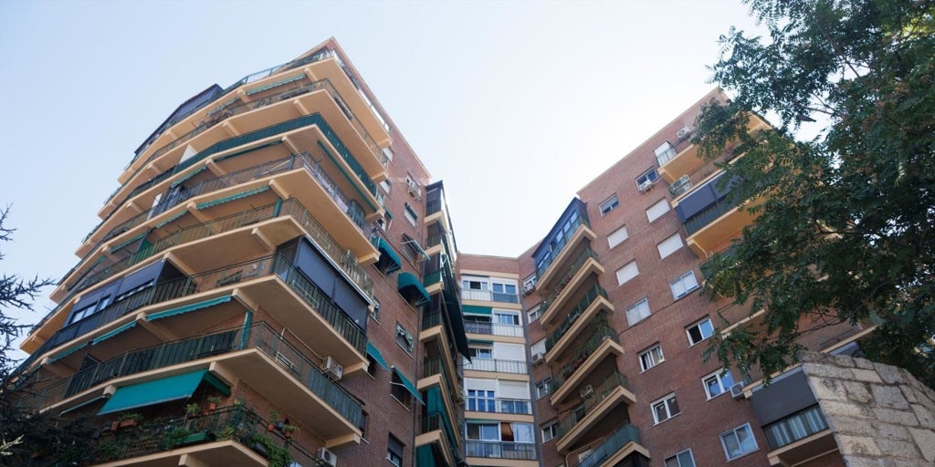 La compraventa de viviendas se reduce por segunda vez en tres meses y los precios moderan su escalada
