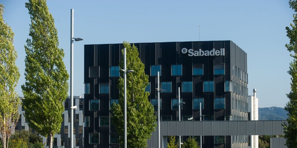 El accionista y consejero David Martínez rompe el rechazo unánime del Sabadell y anuncia que acudirá a la opa de BBVA