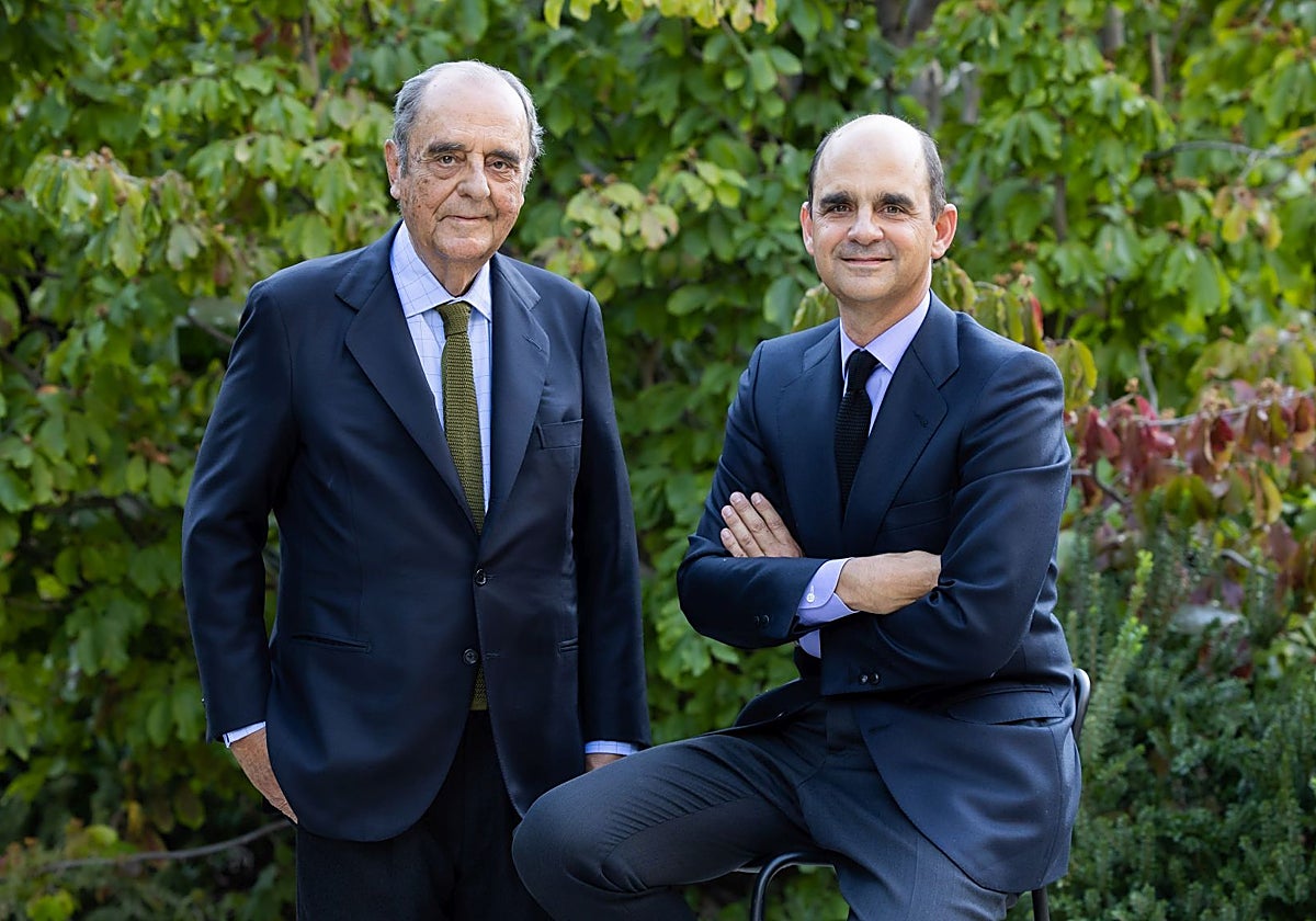 Carlos March Delgado (i), hasta ahora presidente de Alba, y su hijo y sucesor, hasta ahora vicepresidente primero, Juan March de la Lastra