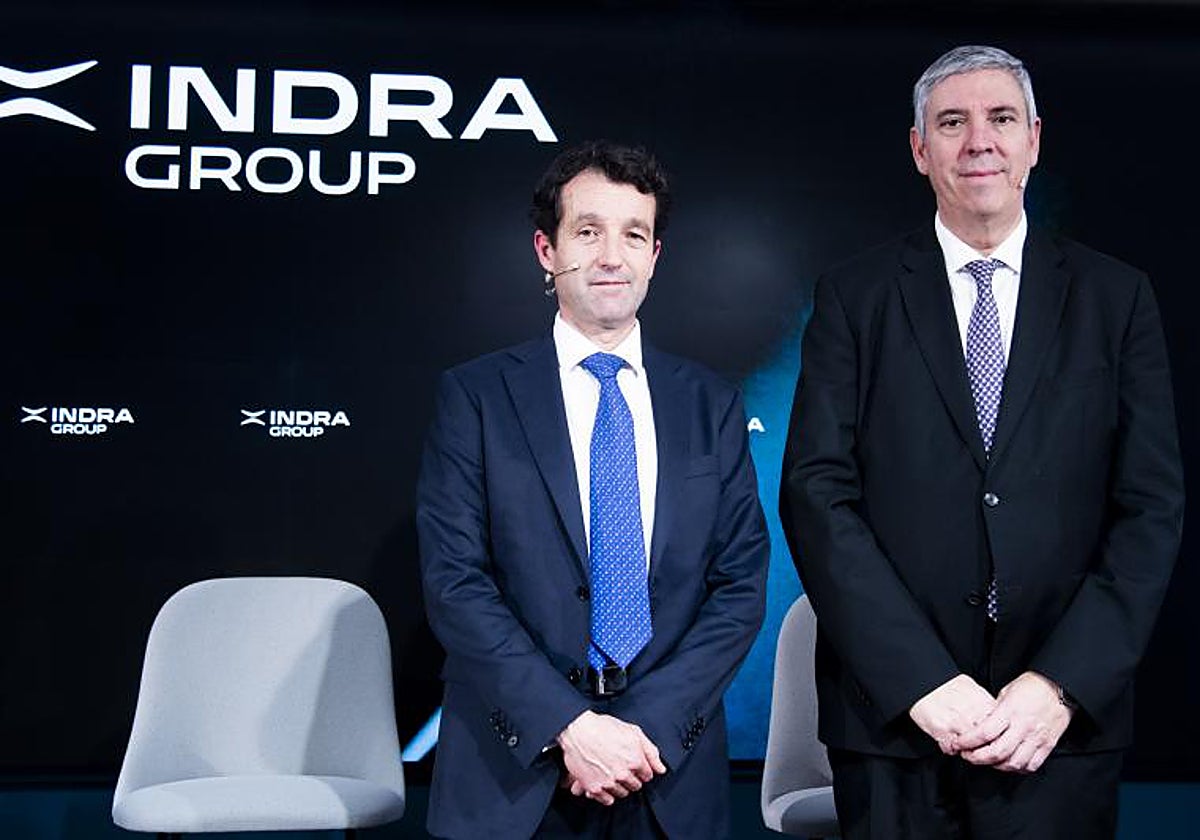 Ángel Escribano, presidente de Indra (izquierda), con su consejero delegado, José Vicente de los Mozos