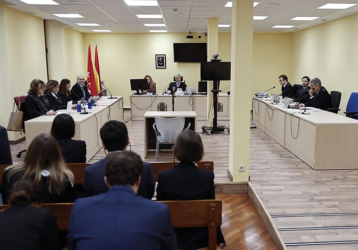 Vista del comienzo este miércoles en Madrid del juicio por la demanda presentada por la Asociación de Medios de Información (AMI) (i), contra Meta.