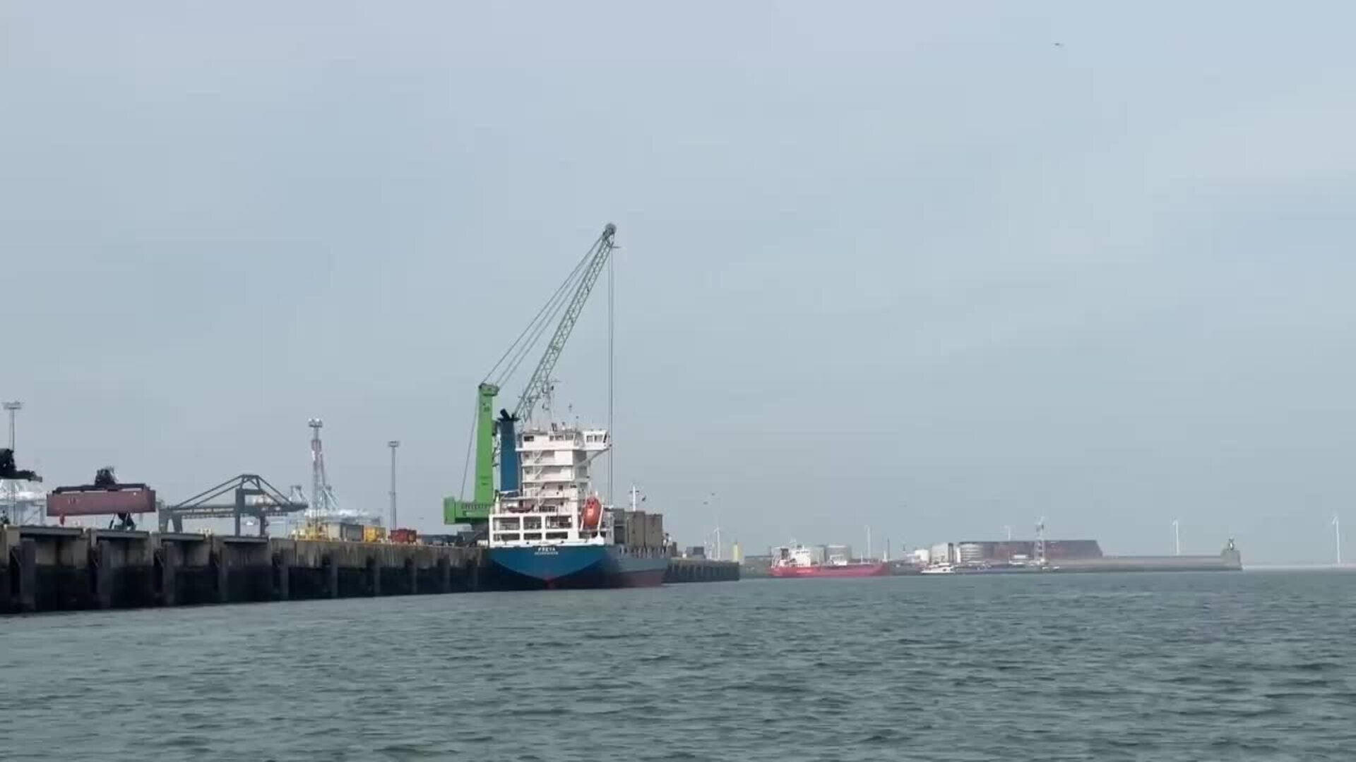 Activistas de Greenpeace bloquean una terminal de gas natural licuado en  Bélgica