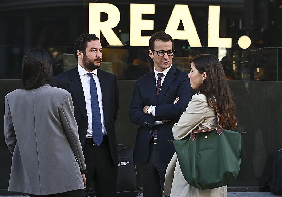 Javier Carvajal (2d), abogado de META, antes de la segunda jornada del juicio por la demanda presentada por la Asociación de Medios de Información (AMI) contra Meta.